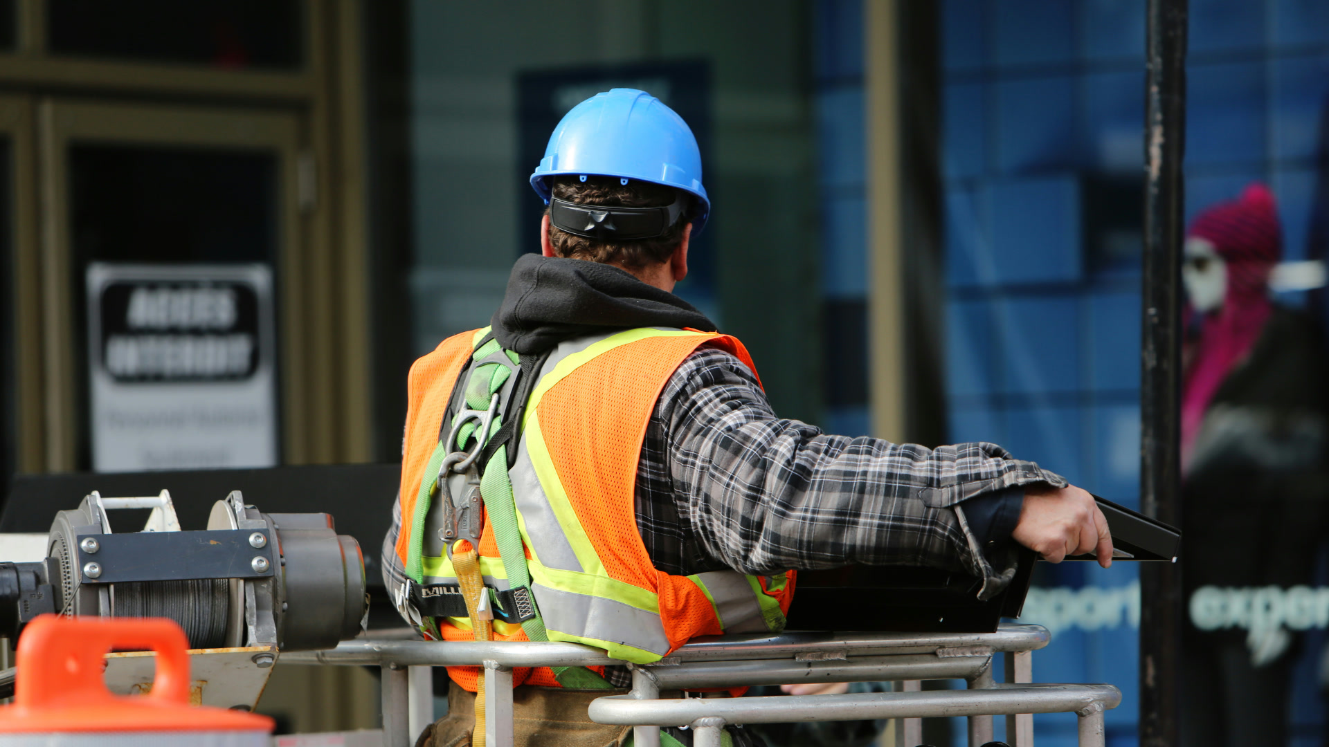 Travailleur de la construction portant un casque et un harnais de sécurité