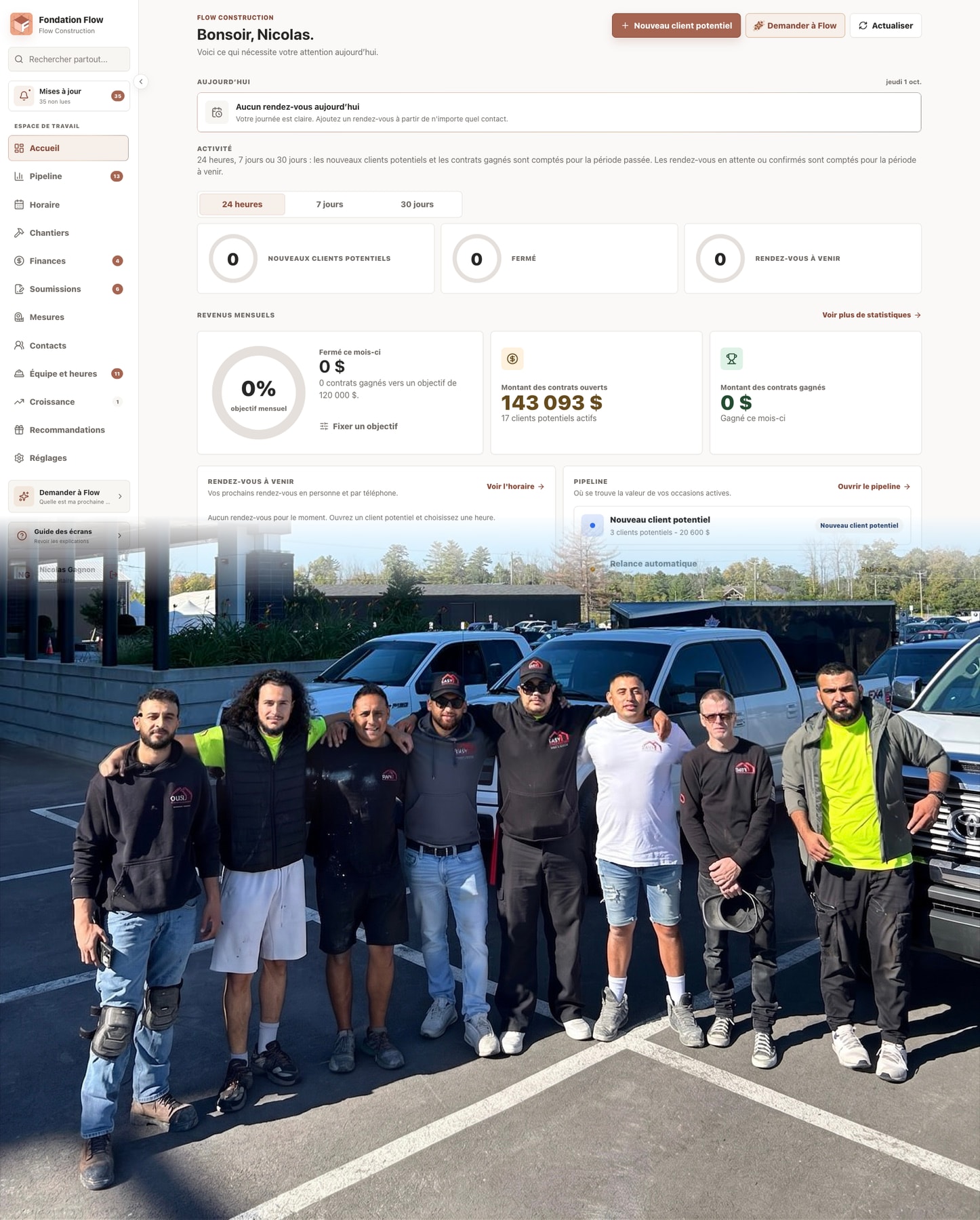 L’équipe Easy Construction devant une vue d’ensemble Fondation Flow